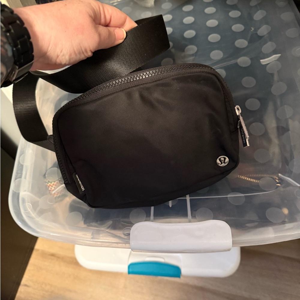 lululemon athletica Black large everywhere bag 2L